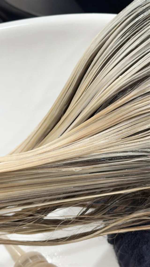 Блонд потребує особливого догляду ⬇️

З часом відтінок може ставати теплішим, з’являється жовтизна або тьмяність. Саме тому тонування — важлива процедура для підтримки красивого, чистого кольору.

Що дає тонування:

• нейтралізує небажану жовтизну
• освіжає відтінок блонду
• додає волоссю блиск і доглянутий вигляд
• робить колір більш рівномірним

У WONDERWORK ми підбираємо відтінок індивідуально — від холодного перлинного до м’якого бежевого блонду, щоб колір виглядав дорого та природно.

Записуйтесь на оновлення кольору — ваш блонд буде виглядати бездоганно щодня ✨

____________________
📍вул. Максимовича 32 
ЖК Ліко-Град Perfect Town 

📞 096-012-29-29