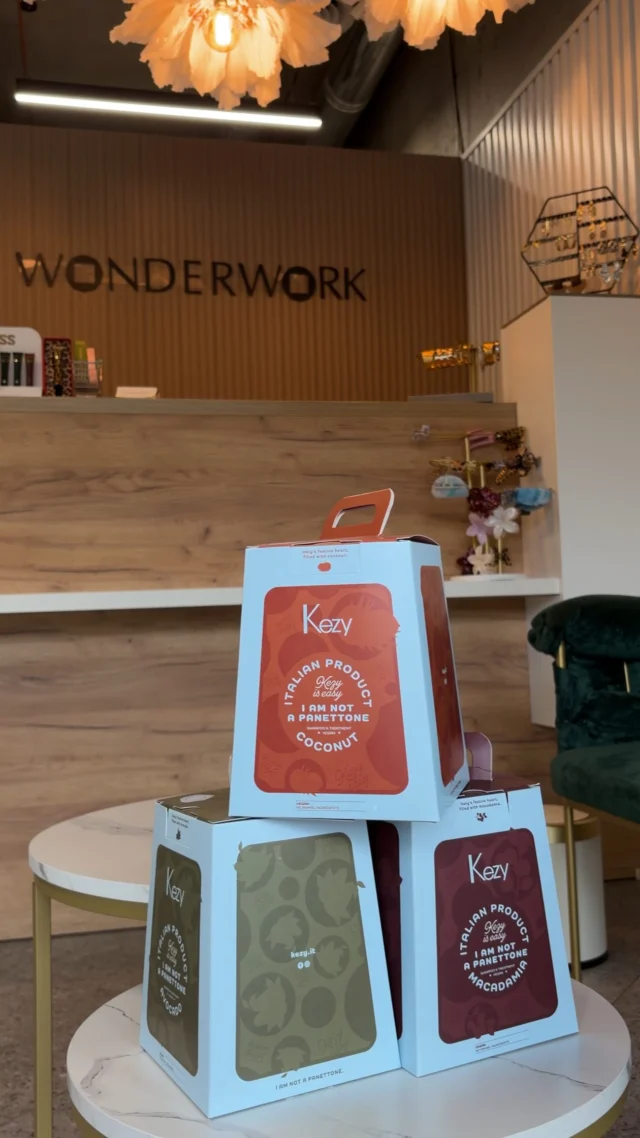 Kezy Panettone — це серія професійних подарункових наборів для догляду за волоссям

Набори спрямовані на глибоке живлення, зволоження та відновлення волосся, включають шампунь та маску з ароматами авокадо, макадамії або кокоса

Достойна альтернатива для тих, хто вирішив не пекти паски в цьому році😁 
Набір Kezy стане чудовим знаком уваги і для близьких в для себе 🫂