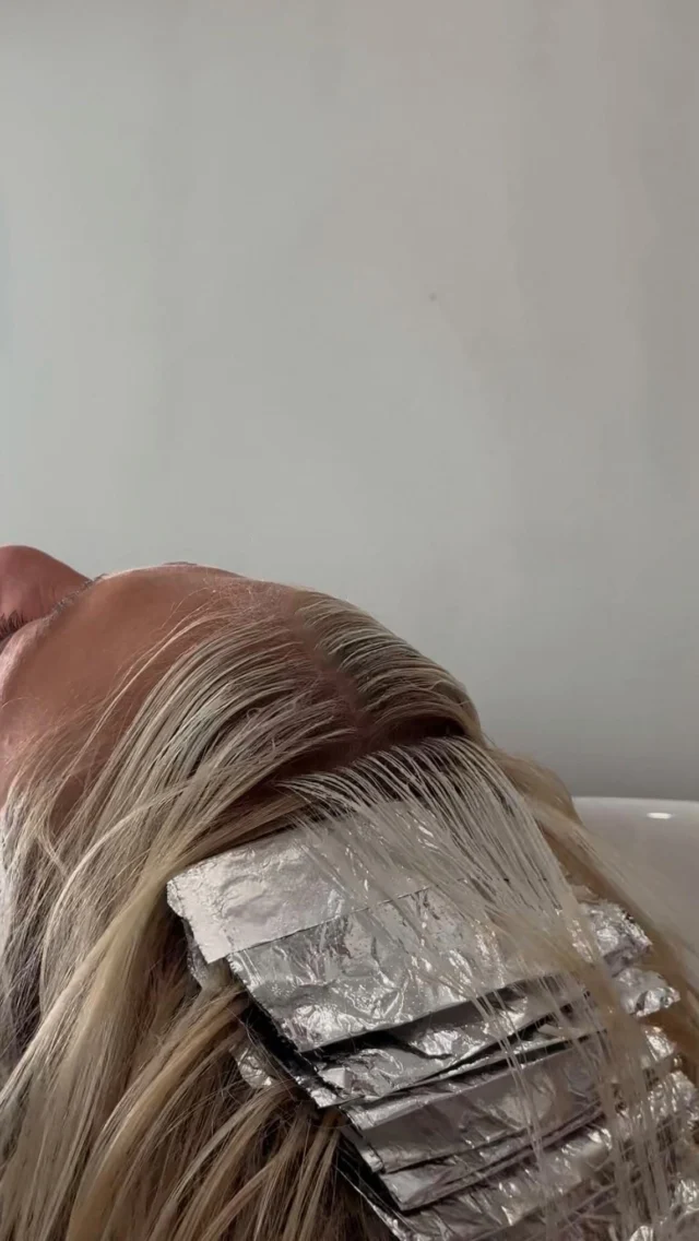 Фарбування в один тон - це про чистоту кольору, доглянутість і той самий «дорогий» вигляд без зайвого шуму ✨

У роботі майстер:
• аналізує базу та попередні фарбування
• підбирає формулу кольору
• враховує структуру волосся
• обирає правильний догляд після процедури

Роботу виконала стиліст Яна✨
наразі майстер працює під запис 🗒️ : укладання, фарбування, зачіски ⬇️

____________________
📍вул. Максимовича 32 
ЖК Ліко-Град Perfect Town 

📞 096-012-29-29

⠀