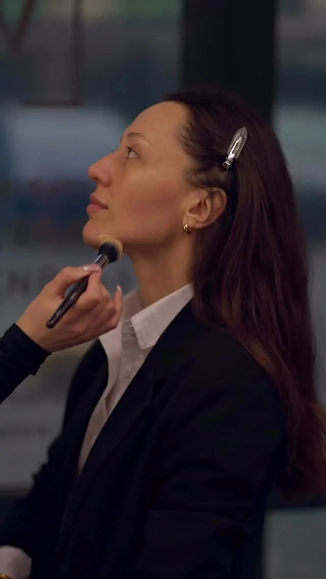 У WONDERWORK ми збираємо образ під вас: 

чистий тон без ефекту маски,
очі — виразні, але не перевантажені,
скульптура обличчя, яка підкреслює, а не змінює,
і фінальний штрих — ✨той самий настрій, який видно без слів ✨

Ідеально для подій, зйомок або просто коли хочеться виглядати на максимум без зайвих зусиль.

Запис до провідного візажиста Валерії— у дірект 💌